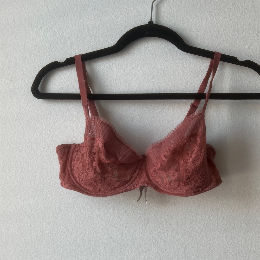 Victoria's Secret Lace Underwire Bra in Dusty Pink
